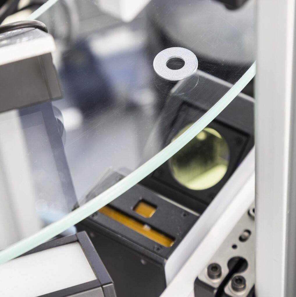 Unterlegscheibe auf Drehteller über Lasertriangulationssensor in automatisierter Prüfstation
